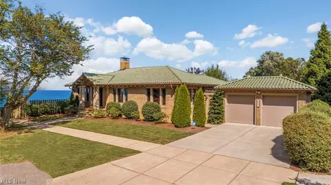 1033 Summit Ave, Lakewood, OH 44107