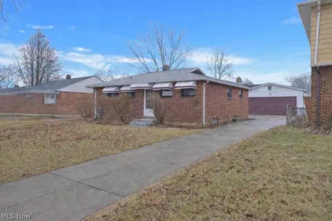 6377 Ledgebrook Dr, Brook Park, OH 44142