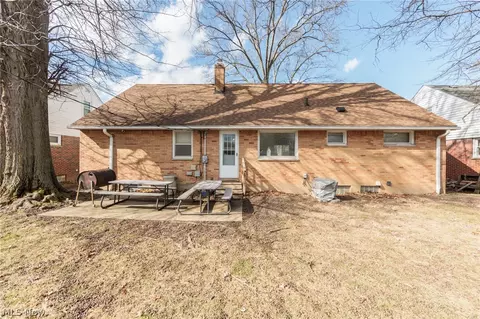 Exterior - 325 E 244th St, Euclid, OH 44123 photo 2 of 9