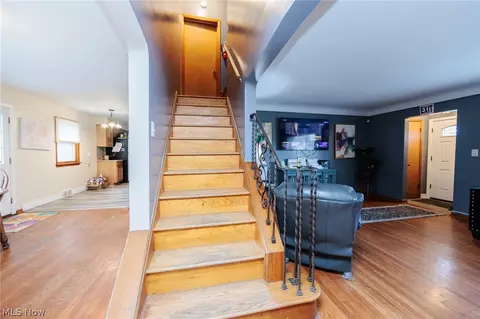 Entry Way - 325 E 244th St, Euclid, OH 44123 photo 3 of 7
