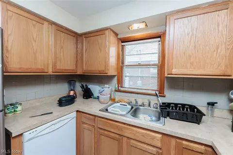 Kitchen - 325 E 244th St, Euclid, OH 44123 photo 4 of 5
