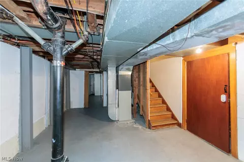 Entry Way - 325 E 244th St, Euclid, OH 44123 photo 6 of 7