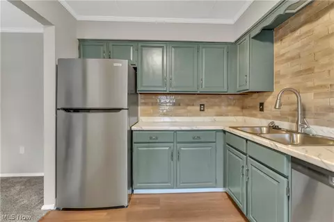 Kitchen - 5200 West Blvd #405, Boardman, OH 44512 photo 2 of 2