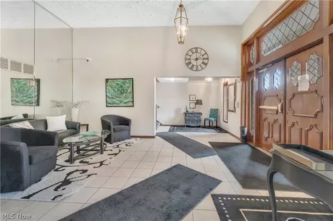 Entry Way - 5200 West Blvd #405, Boardman, OH 44512 photo 1 of 2