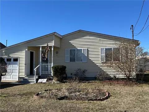 807 Carlisle St, Belpre, OH 45714