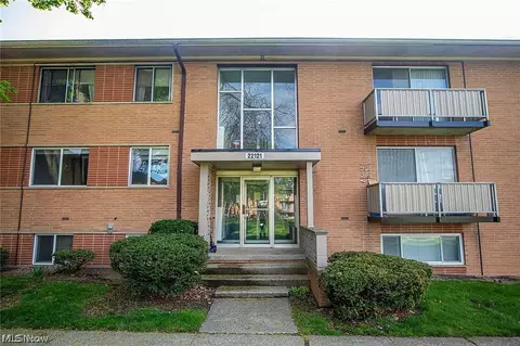 22121 River Oaks Dr #E10, Rocky River, OH 44116