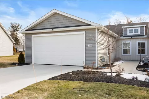 238 Silver Spring Cir, Elyria, OH 44035
