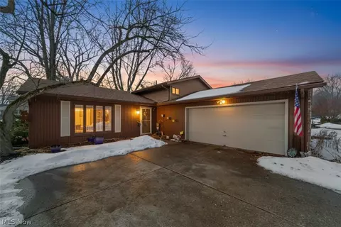 129 Hidden Tree Ln, Amherst, OH 44001