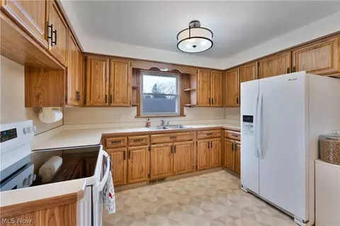 Kitchen - 9868 Unity Rd, Poland, OH 44514 photo 3 of 5