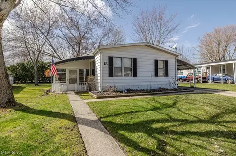 15 Kimberly Ln, Olmsted Twp, OH 44138