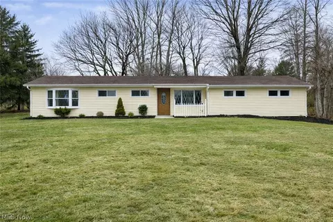 18832 Maplewood Ln, Chagrin Falls, OH 44023