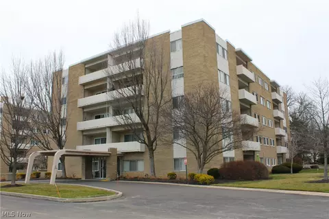 2089 Wooster Rd #43, Rocky River, OH 44116