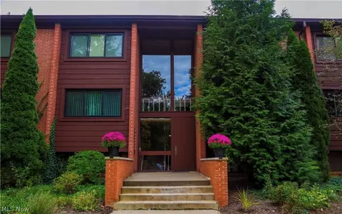 911 Canyon View Rd #112, Northfield, OH 44067