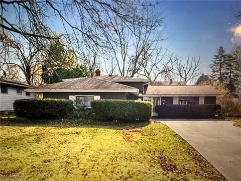 2050 Aldersgate Dr, Lyndhurst, OH 44124
