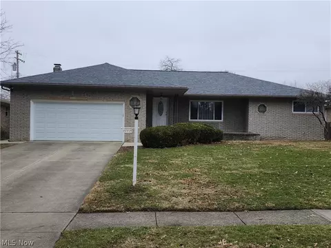 13750 Belfair Dr, Middleburg Heights, OH 44130