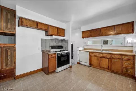 Kitchen - 7 Smith Ct, Elyria, OH 44035 photo 2 of 2