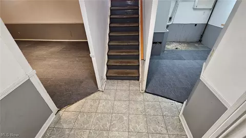 Entry Way - 7 Smith Ct, Elyria, OH 44035 photo 2 of 2