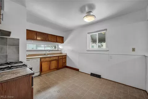 Entry Way - 7 Smith Ct, Elyria, OH 44035 photo 1 of 2