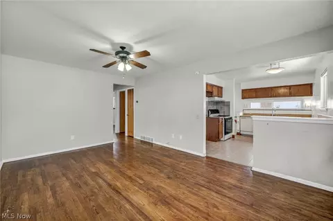 Living - 7 Smith Ct, Elyria, OH 44035 photo 2 of 3