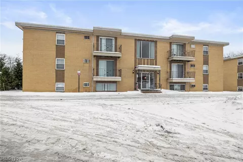 5370 Lee Rd #302, Maple Heights, OH 44137