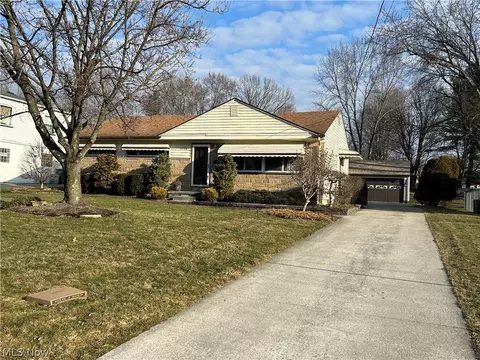 3286 S Wendover Cir, Youngstown, OH 44511