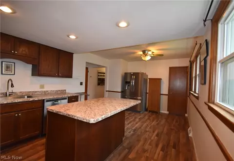 Kitchen - 888 Edenridge Dr, Boardman, OH 44512 photo 2 of 3