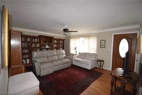 Living - 888 Edenridge Dr, Boardman, OH 44512 photo 2 of 3