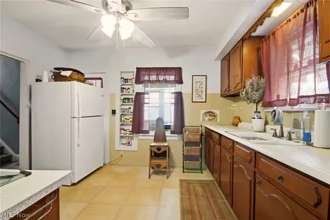 Kitchen - 32 Como St, Struthers, OH 44471 photo 2 of 2