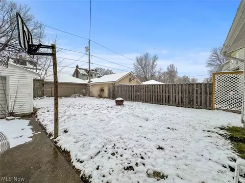 Exterior - 32 Como St, Struthers, OH 44471 photo 5 of 7