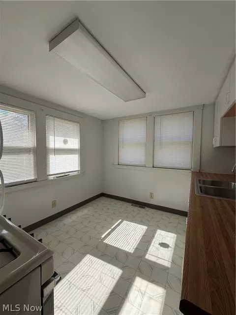Kitchen - 54 Spring St, Struthers, OH 44471 photo 1 of 3