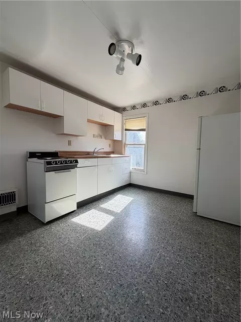 Kitchen - 54 Spring St, Struthers, OH 44471 photo 3 of 3