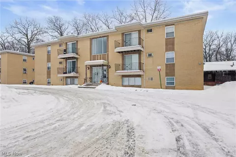5382 Lee Rd #102, Maple Heights, OH 44137