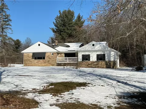 28525 Hidden Valley Dr, Chagrin Falls, OH 44022