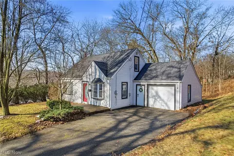 306 Park Ave, Lowellville, OH 44436