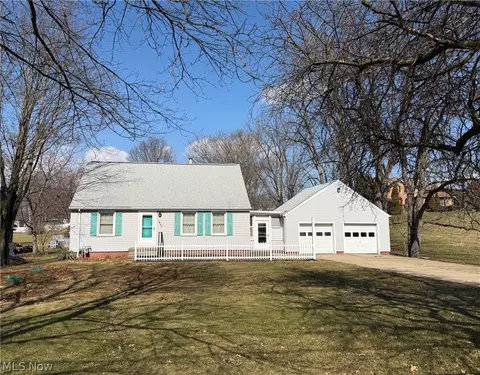 2229 Schneider St NW, North Canton, OH 44720