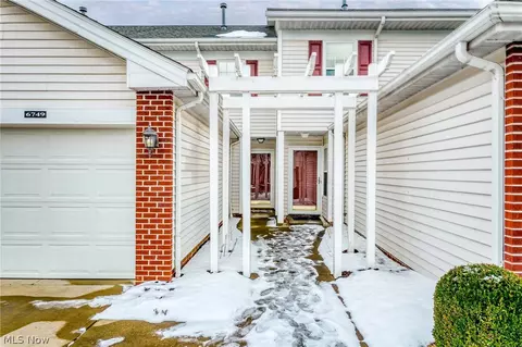 6749 Rockridge Ct, Middleburg Heights, OH 44130