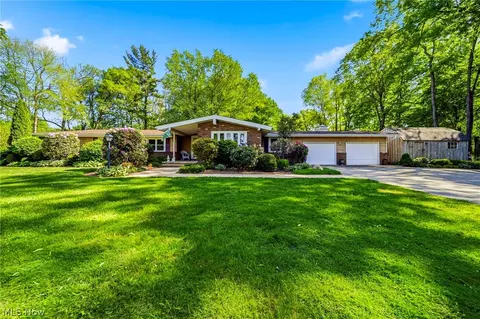 1425 Lake Rd, Conneaut, OH 44030