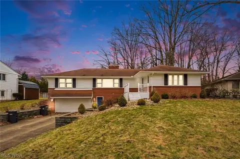 1215 Pleasant Valley Dr NE, Warren, OH 44483
