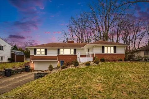 1215 Pleasant Valley Dr NE, Warren, OH 44483