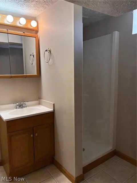 Bath - 5116 Erwin St, Maple Heights, OH 44137 photo 3 of 4