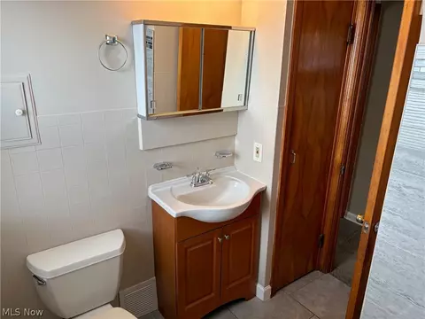 Bath - 5116 Erwin St, Maple Heights, OH 44137 photo 1 of 4