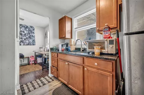 Kitchen - 515 E 250th St, Euclid, OH 44132 photo 2 of 3