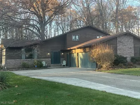 13325 Longspur Ct, Valley View, OH 44125