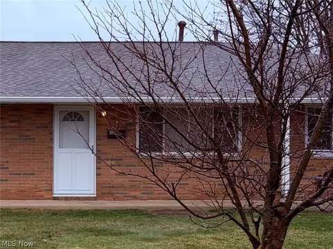 21884 River Oaks Dr #2K, Rocky River, OH 44116