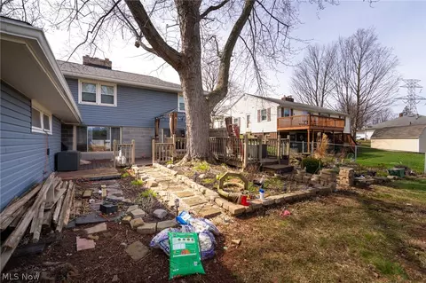 Exterior - 6445 Lake Ave, Elyria, OH 44035 photo 5 of 17