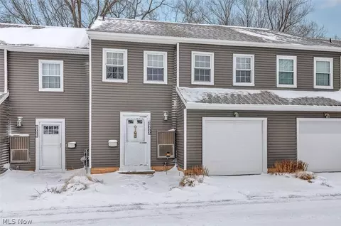 1689 Walnut Ln #5, Rocky River, OH 44116