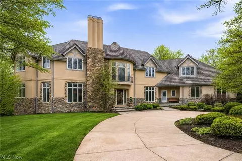 60 South Ln, Moreland Hills, OH 44022