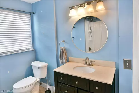 Bath - 889 Edenridge Dr, Youngstown, OH 44512 photo 2 of 6