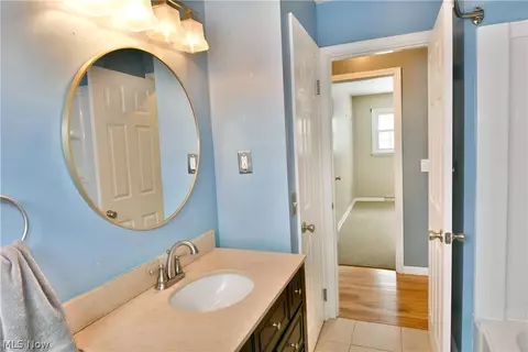 Bath - 889 Edenridge Dr, Youngstown, OH 44512 photo 5 of 6