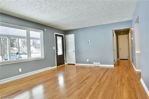 Living - 889 Edenridge Dr, Youngstown, OH 44512 photo 3 of 3